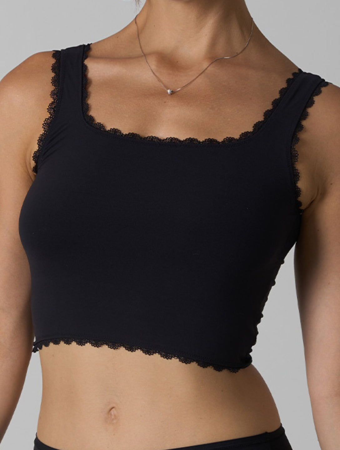 Le débardeur en dentelle lisse