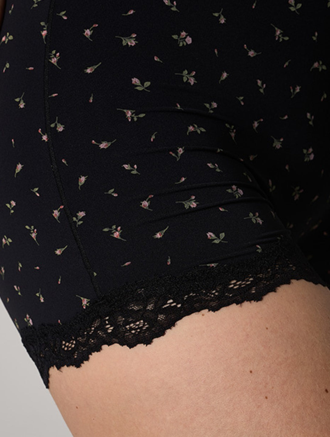 La Combinaison Lisse en Dentelle