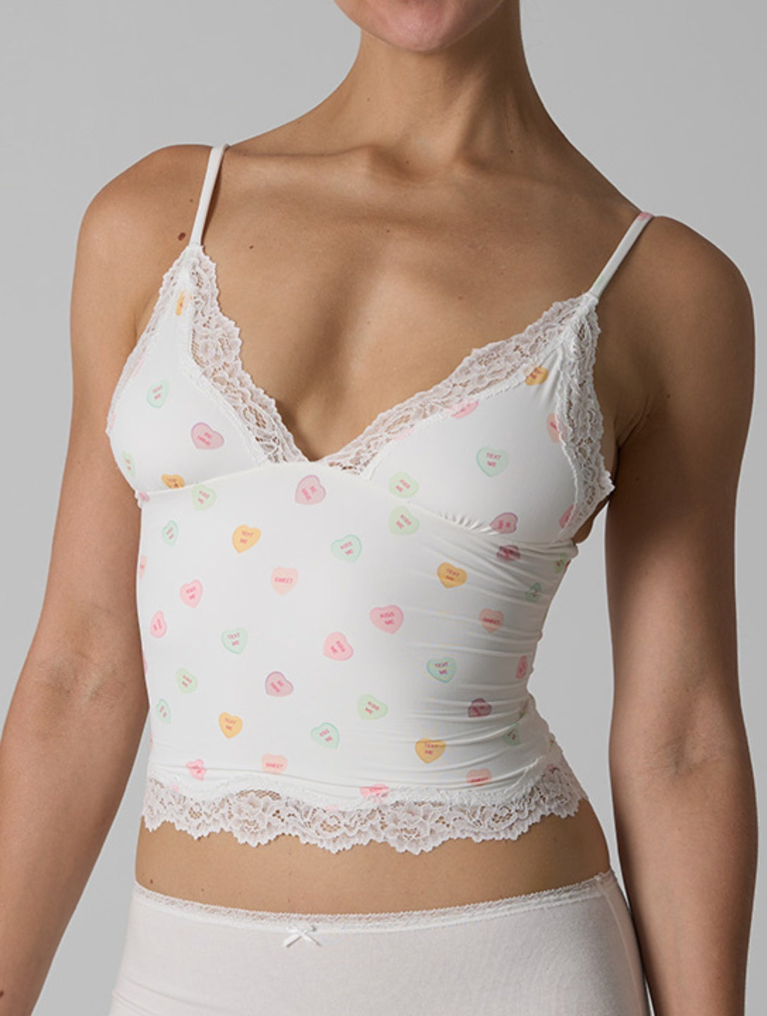 Le débardeur à col en V lisse en dentelle