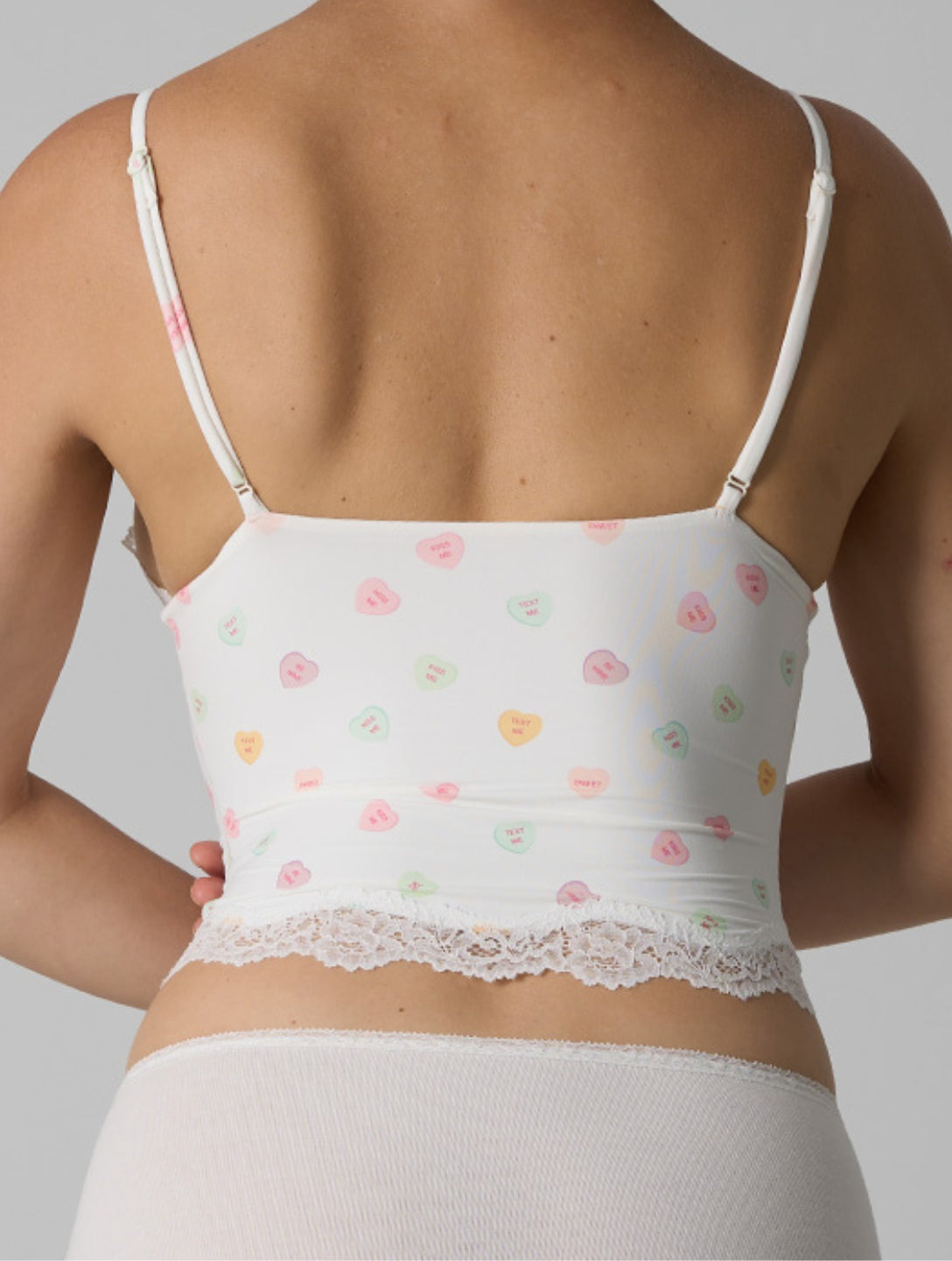 Le débardeur à col en V lisse en dentelle