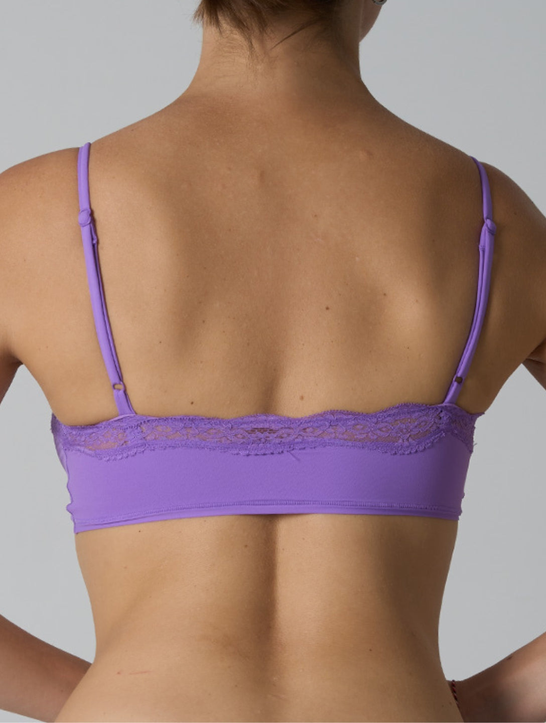 El bralette liso de encaje