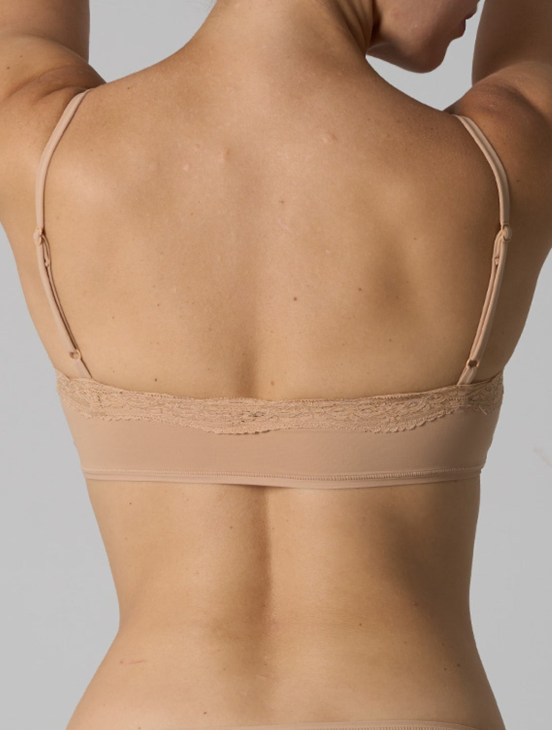 El bralette liso de encaje