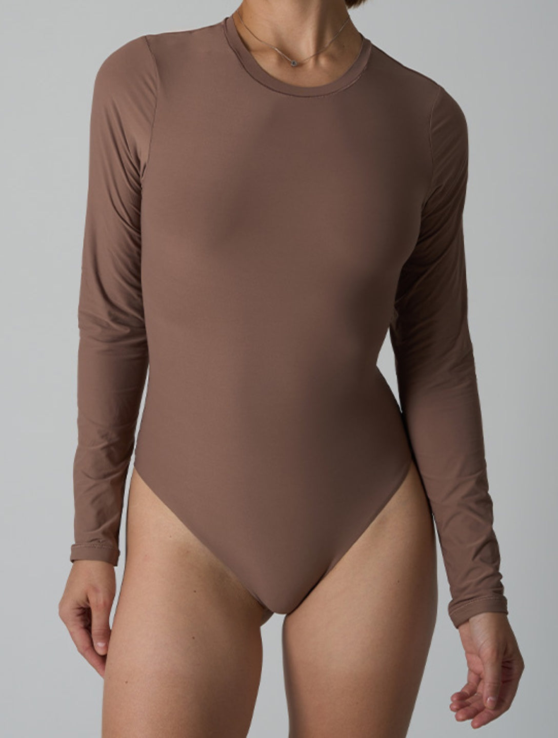 Den glatte bodystocking med lange ærmer